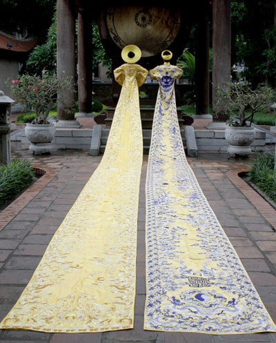 Nhà thiết kế Lan Hương từng được xác lập kỷ lục với độ dài mỗi áo là 10m, thêu 1000 rồng (đối với áo nam) và 1000 phượng (đối với áo nữ).